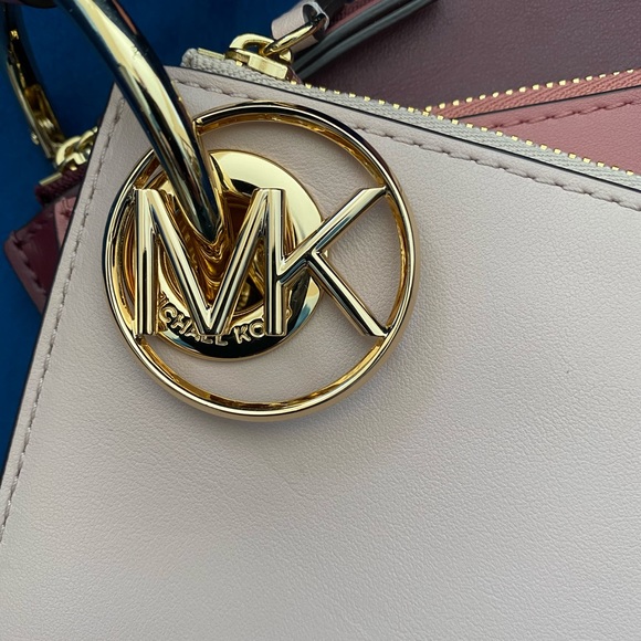 New never used Michael Kors Tri Jet Set Travel pouch. - Picture 2 of 6